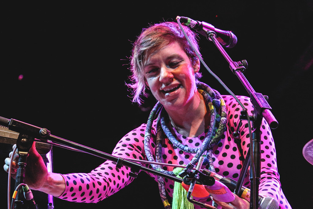 tUnE-yArDs