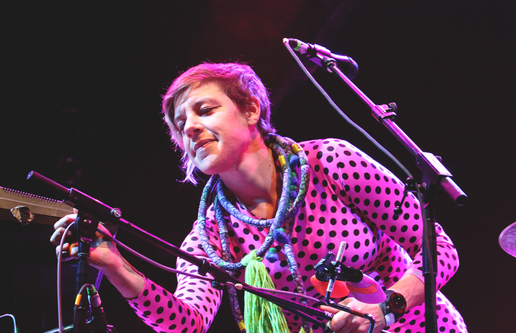tUnE-yArDs