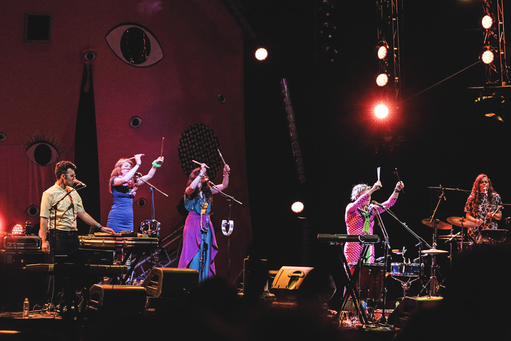 tUnE-yArDs