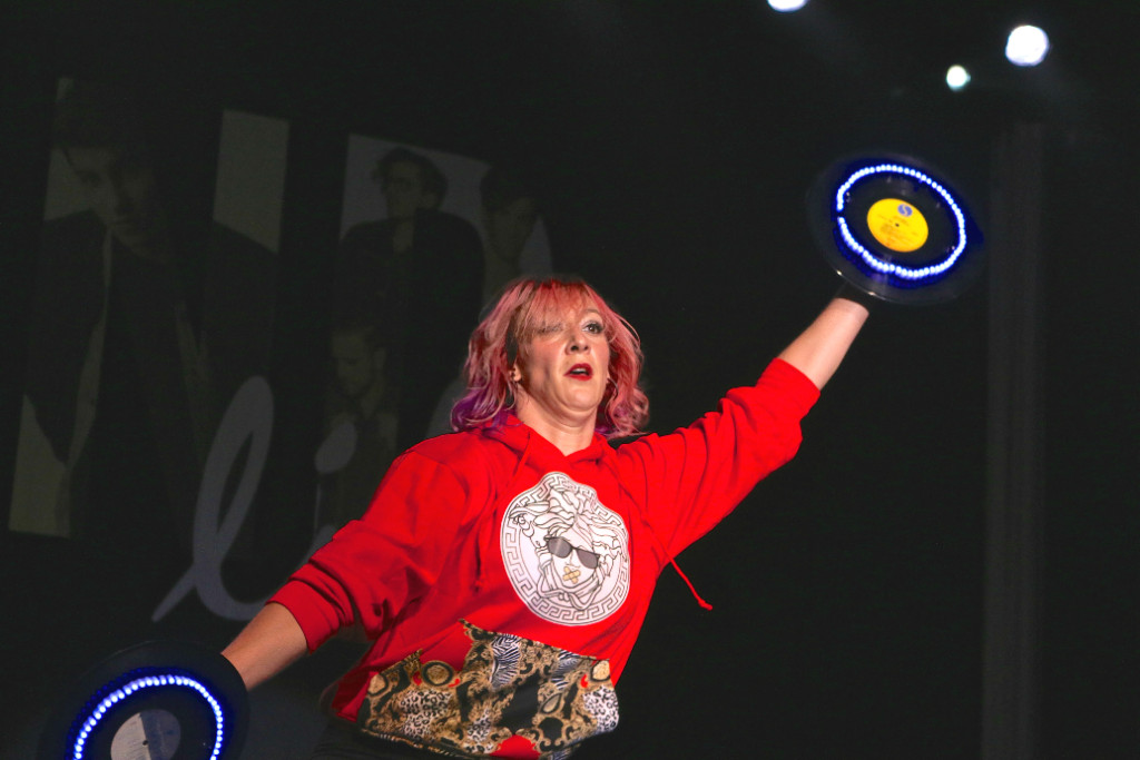Kiesza backup dancer